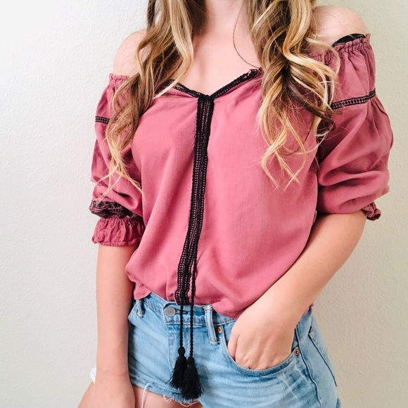 Forever 21 Tops - Forever21 Contemporary pink off the shoulder top